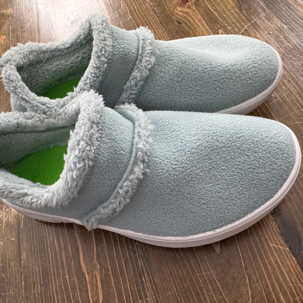 OOFOS Shoes in aqua/blue like new women’s 11 fleece